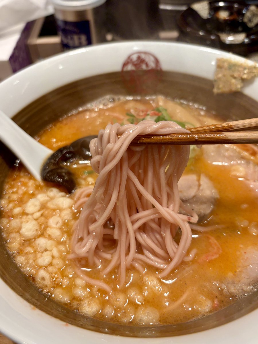KKK_unit's tweet photo. 〆に選んだ海老仙人
麺まで赤いハイカラな見た目とは裏腹に、味わいはシックで後味もスッキリ https://t.co/clnUDrnSOg