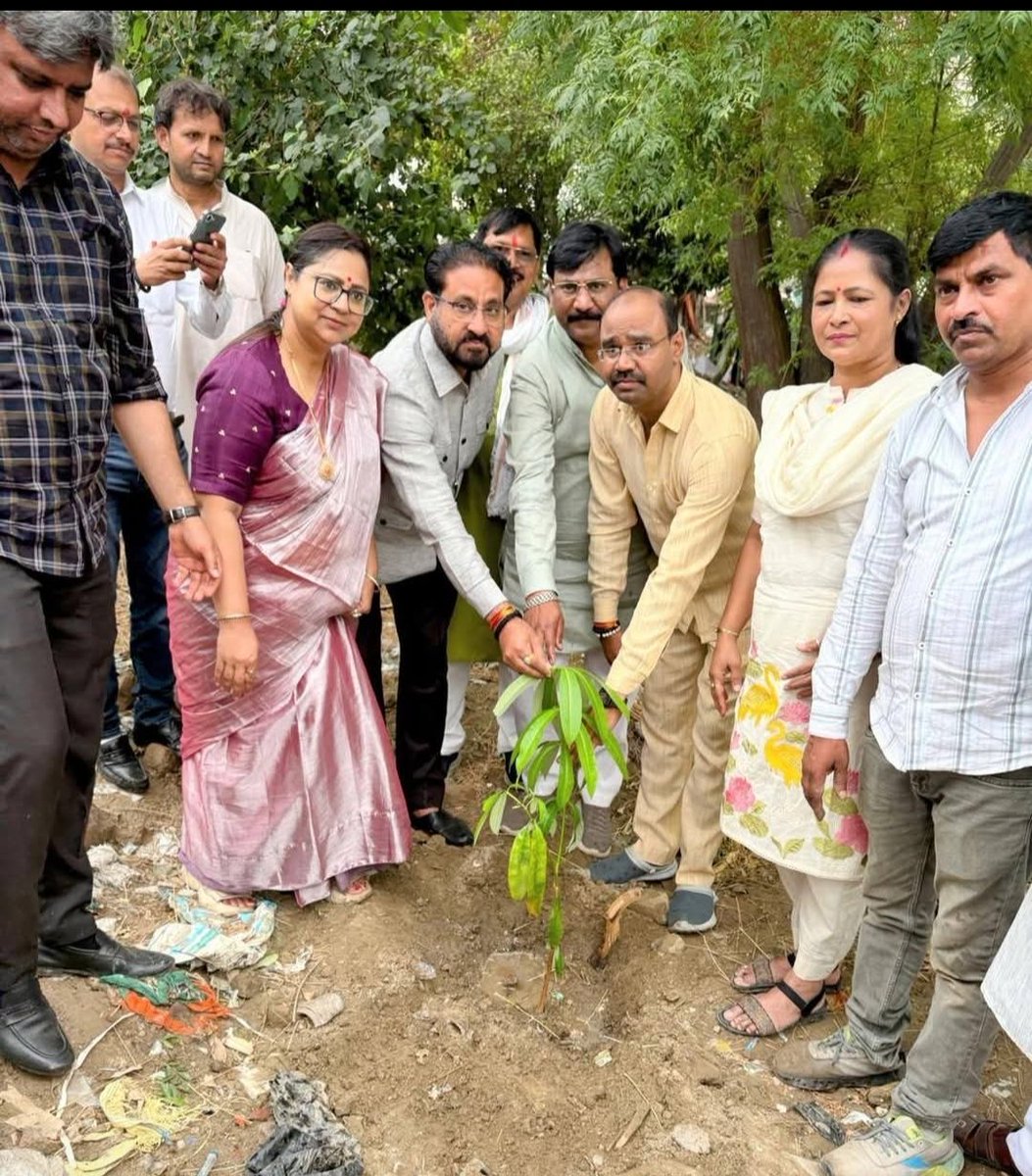 AnantGopal8's tweet photo. विश्व पर्यावरण दिवस के पावन अवसर पर माननीय प्रधानमंत्री श्री Narendra Modi जी के "एक पेड़ माँ के नाम" अभियान के अंतर्गत उत्तर पूवी जिला पर🚩🚩 https://t.co/jxOzBpMV5K
