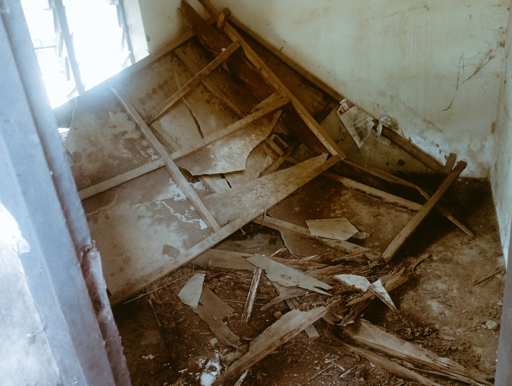 EmmaKuza's tweet photo. Dear @NasarawaGovt @GovNasarawa , this is Primary Health Care Clinic Walagen, serving Awogeshen &amp; Awogben major communities in Wakama district, Nass-Eggon LGA. Roof blown away &amp; structure decapitated. Px1: Lab, Px2: Consulting Rm, Px3&amp;4 Wards. Been like dis 4 years. #FixHealth https://t.co/RDM3S8YWsc