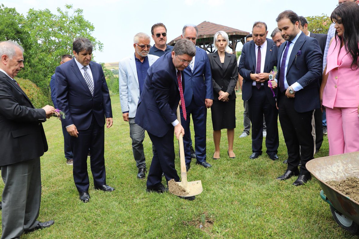 yilmaztunc's tweet photo. İstanbul Arel Üniversitesi’nde genç kardeşlerimizle birlikte fidanları toprakla buluşturduk.

Bugün diktiğimiz her fidan, toprağa bırakılmış bir emanet, geleceğe uzanan bir umut ve gelecek nesillere karşı sorumluluğumuzun bir nişanesidir. 

Daha yeşil, daha temiz ve daha yaşanabilir bir dünya için çevremize sahip çıkmaya ve geleceğe nefes olmaya devam edeceğiz.

#DünyaÇevreGünü
