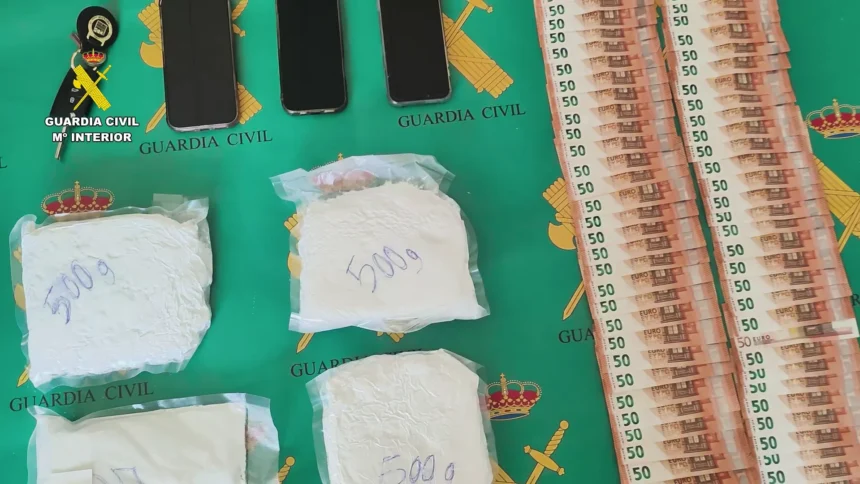 ComarcalCV's tweet photo. 🚔Golpe al narcotráfico en el ferry a Ibiza: Dos detenidos en el puerto de Dénia con más de dos kilos de cocaína en la maleta https://t.co/JKrUoArjcL https://t.co/y1syDJbMi6