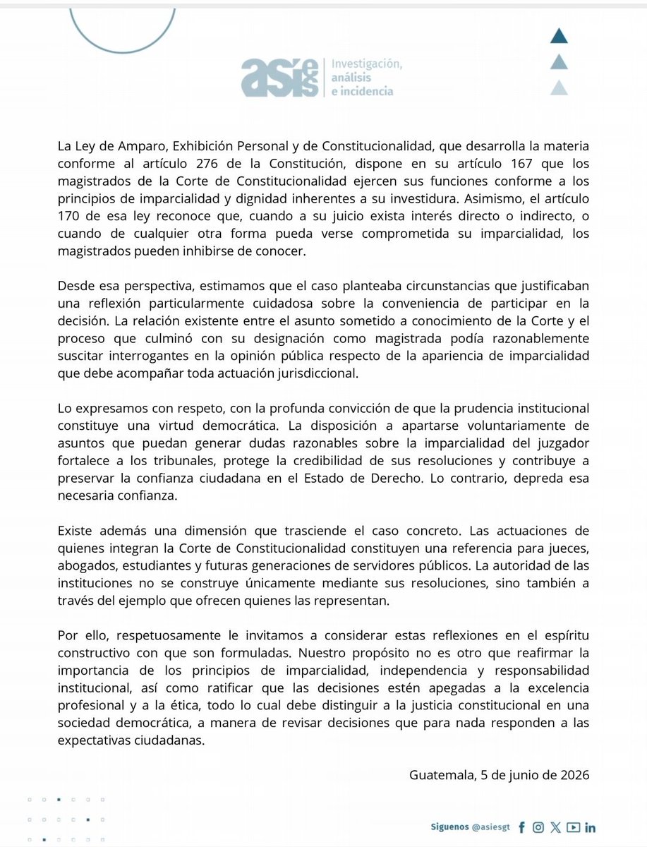 EmisorasUnidas's tweet photo. #AHORA Por medio de una carta abierta ASEIS pidió a la magistrada de la Corte de Constitucionalidad, Julia Rivera, que se aparte de los casos donde se pueda dudar de su ética, ello luego de que la togada resolvió un amparo donde se rechazaron acciones por la reelección de Walter Mazariegos como rector de la USAC, tomando en cuenta de que el Consejo Superior Universitario de esas casa de estudios la designó como magistrada de dicho órgano constitucional. Vía Karla Marroquín