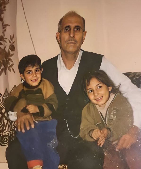 MadeinKurdsh's tweet photo. Ağrı’nın köylerinden İzmir’in dar sokaklarına uzanan, bir ömre sığan büyük bir sürgün hikâyesi...
Şakiro; “Gulê Dêran”da aşkın, “Dewrêşê Evdî”de destanın, memleket hasretinde ise gözyaşının sesi oldu.
Ölüm yıl dönümünde, o eşsiz gırtlağından yükselen nağmeleri saygı ve özlemle anıyoruz. Kürt dengbêj geleneğinin unutulmaz sesi Şakiro’nun hatırası yaşamaya devam ediyor. Ruhu şad olsun.