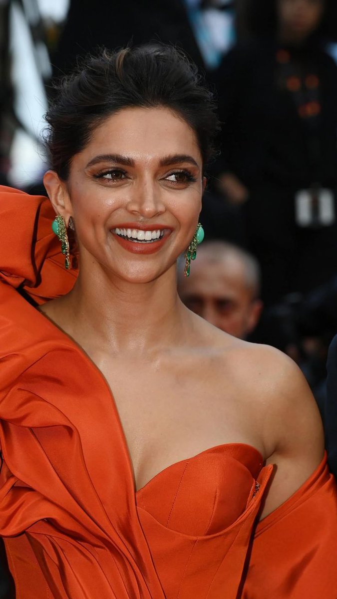 Deepikastannn's tweet photo. Always Undisputed Queen Deepika Padukone https://t.co/xpc2wJdCBw