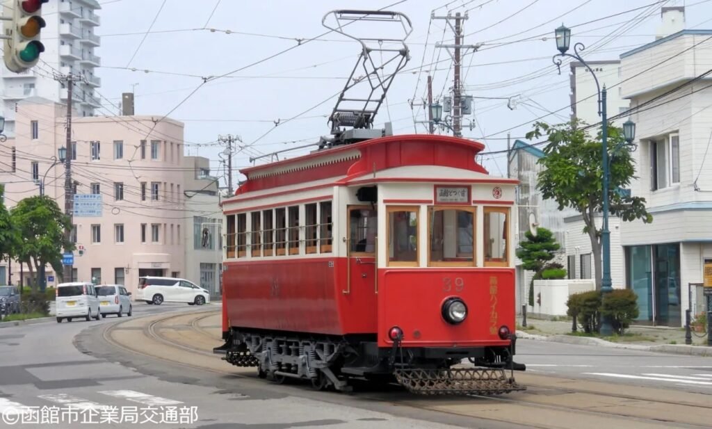 news_trains's tweet photo. 函館市電の「#箱館ハイカラ號」が本日より運行再開！です。https://t.co/g4ltepE9LS

#函館市電 #路面電車 #函館 #鉄道 #鉄道ニュース #NewsTRAINS https://t.co/2WNtqoMdRs