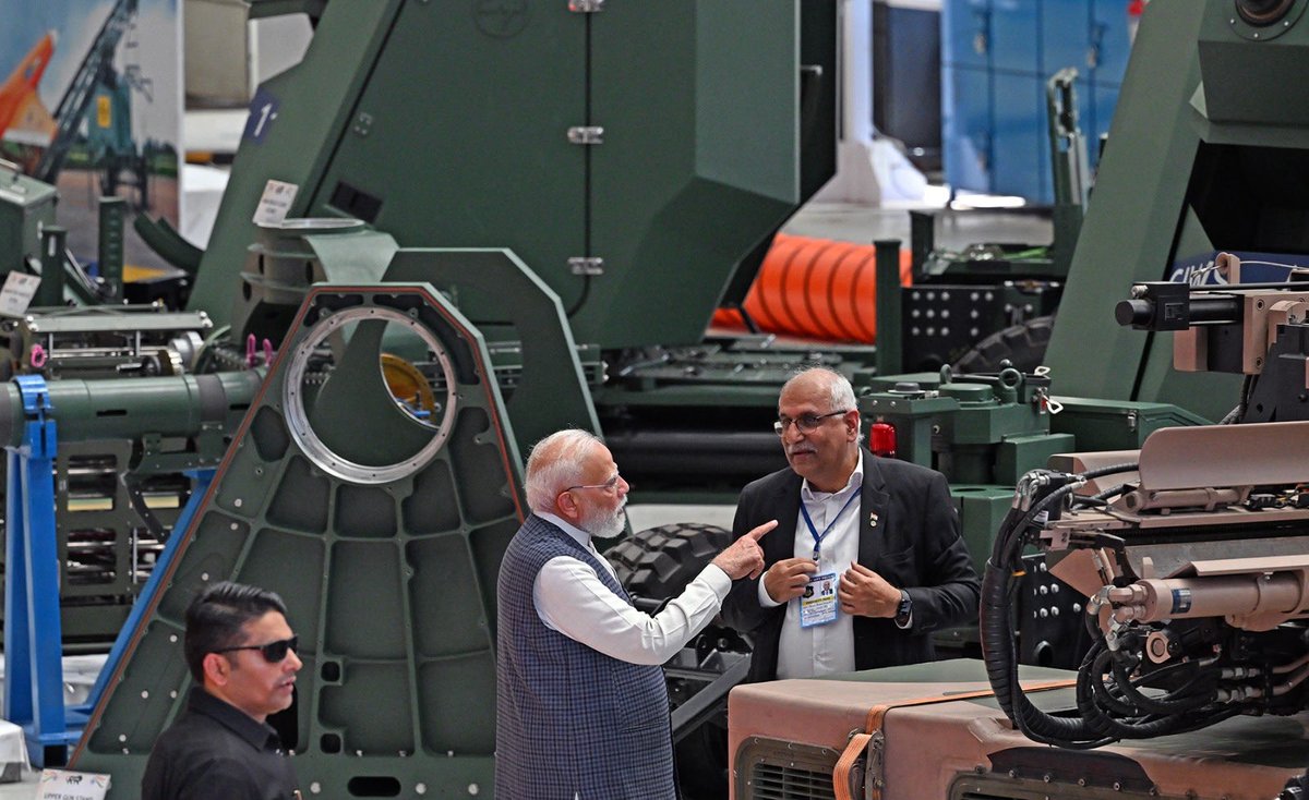 narendramodi's tweet photo. गुजरात के हजीरा में आयोजित एक प्रदर्शनी में शामिल होने का सुअवसर मिला, जहां ‘मेक इन इंडिया’ के तहत रक्षा क्षेत्र में देश की बढ़ती क्षमताओं का साक्षी बना। यह प्रदर्शनी डिफेंस सेक्टर में स्वदेशी को बढ़ावा देने के हमारे प्रयासों का बेहतरीन उदाहरण है। https://t.co/lsUBf36EQ0