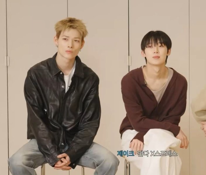 agazingstarpink's tweet photo. if i say what vibes this pic is giving to me i am going to get k1lled https://t.co/K2xmy0gzgw