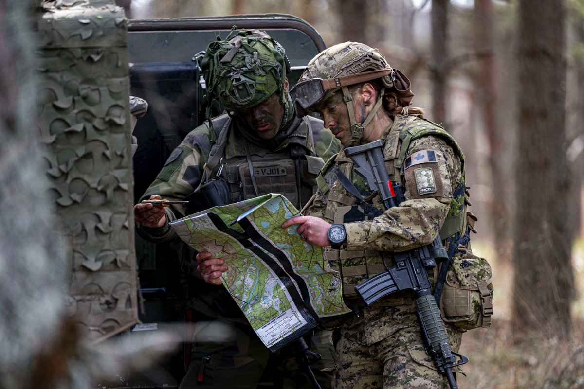 CJOC_COIC's tweet photo. When “recalculating route” becomes “figure it out” 🗺️

Canadian and Swedish soldiers coordinate during Mission Rehearsal Oak Resolve at Adazi Military Base, Latvia on 22 April 2026. https://t.co/kqdQCbOd8r