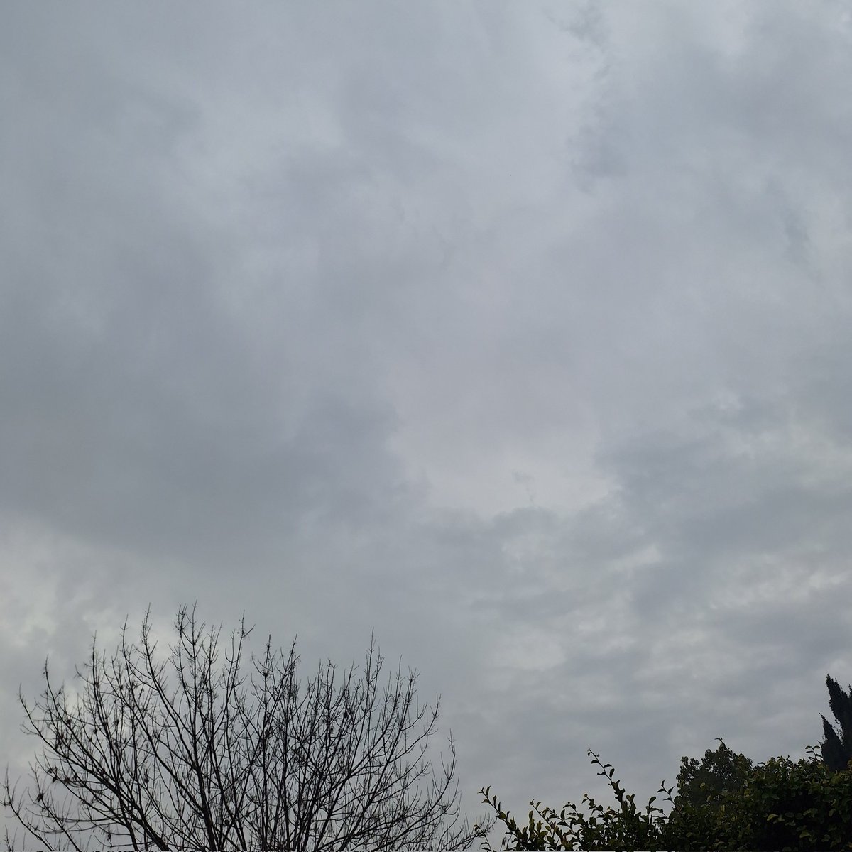 lyasoledad's tweet photo. Y mientras tanto, el sol se apaga. https://t.co/NeElmawf43