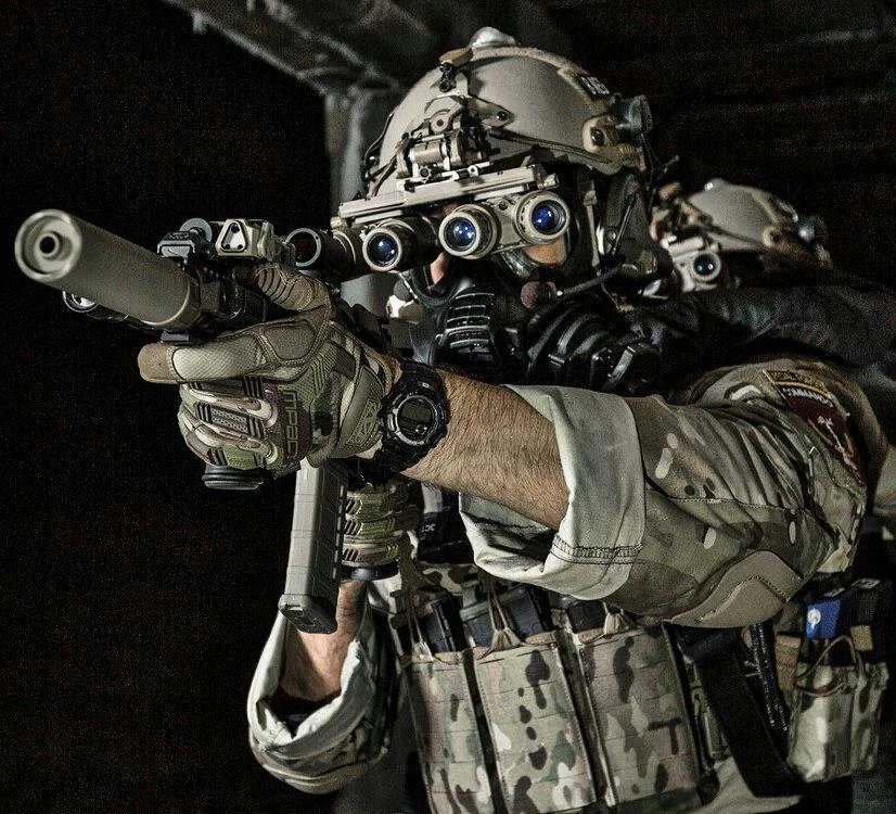 WarFlash_2630's tweet photo. 🇺🇸US Army special forces operators with ground panoramic night vision optics. https://t.co/5BbUaaoY6K