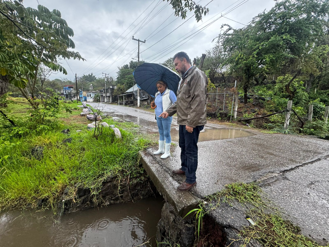 Patrio74's tweet photo. 🌧️🚨 Tras las intensas lluvias, el Comité de Contingencias de #Jiutepec activó protocolos de atención en vialidades y zonas con acumulación de agua. También mantiene monitoreo permanente en barrancas y cauces. ⚠️ #Morelos #Lluvias https://t.co/e96AUK8lN9
