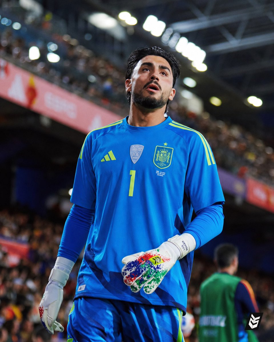 JoanCompte25's tweet photo. Hace un año firmábamos nuestro primer contrato. Hoy Leo Román debuta con la Selección Española. 🇪🇸

Verle defender a España con los Atlanta Pro WC es un orgullo enorme para todo el equipo de @TwoFiveGloves.

Los sueños se cumplen. ❤️🧤@SEFutbol https://t.co/HEAvo27KK5