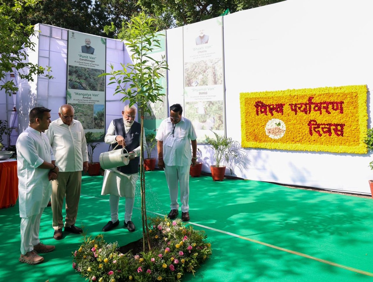 narendramodi's tweet photo. विश्व पर्यावरण दिवस पर सूरत में 'एक पेड़ मां के नाम' अभियान के तहत वृक्षारोपण का सौभाग्य मिला। आइए, हम सब मिलकर प्रकृति को हरा-भरा बनाने और आने वाली पीढ़ियों के लिए इसके संरक्षण का संकल्प दोहराएं। https://t.co/KJjAvcmZaY