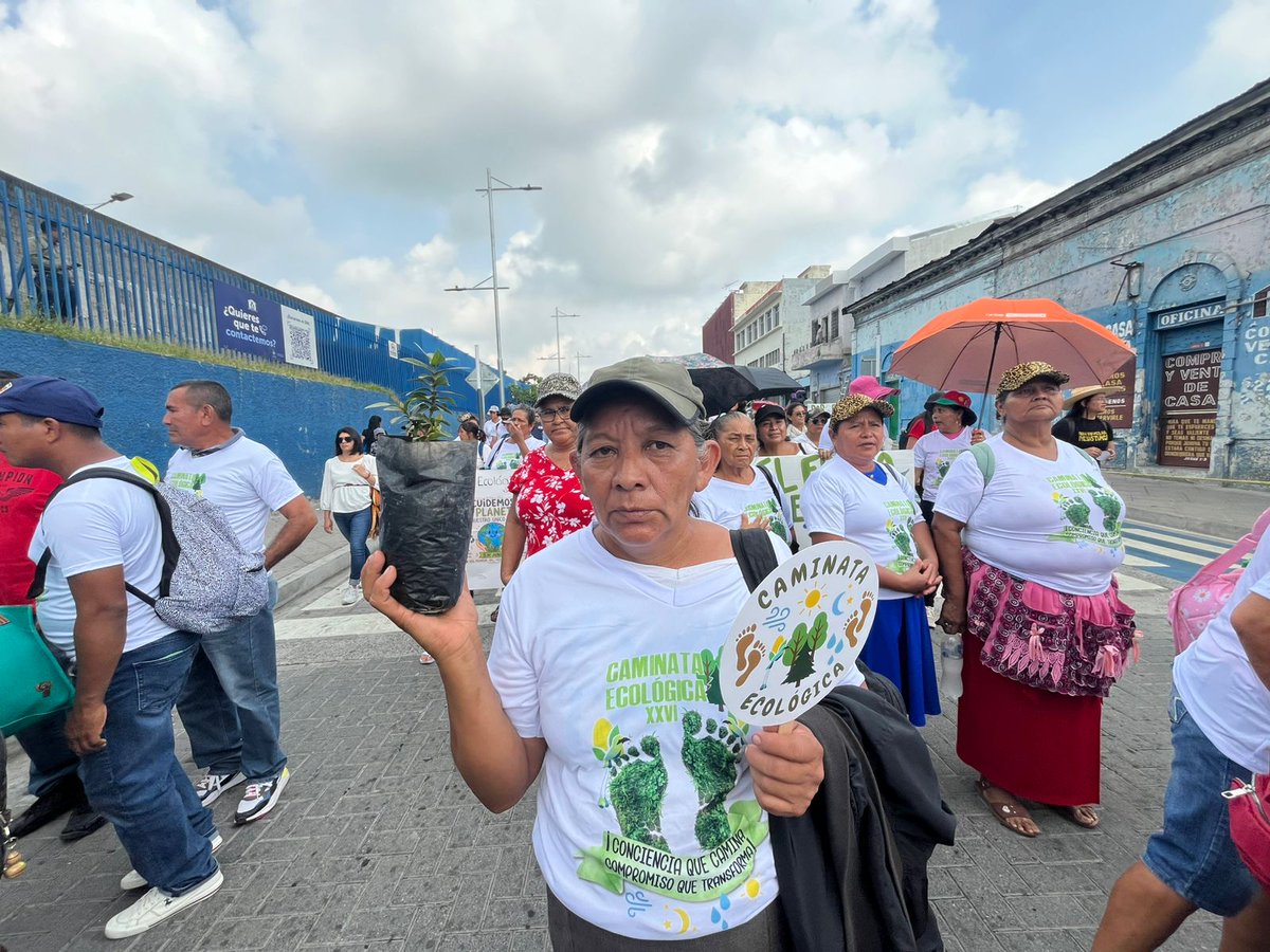 DiarioCoLatino's tweet photo. Postales de la #CaminataEcológica en dirección al centro histórico de San Salvador. Abogan por diversas causas, entre ellas la Finca El Espino y la Comunidad San Francisco Ángulo. Piden de igual manera que se vuelva a prohibir la Ley General de Minería Metálica. https://t.co/g7jPtk1Vrp