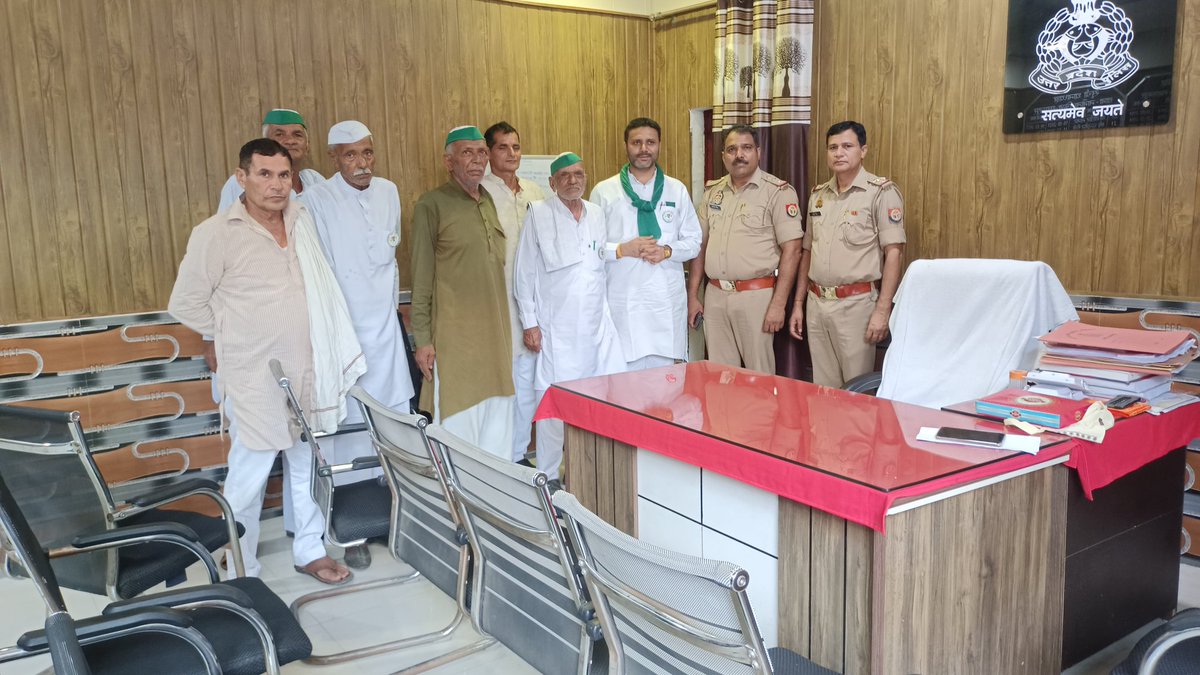 PunitKu91920945's tweet photo. आज #सहारनपुर के थाना ननौता में भाकियू (टिकैत) युवा मंडल महासचिव पुनीत चौधरी के नेतृत्व में पदाधिकारियों ने नवनियुक्त थानाध्यक्ष श्री ज्ञानेश्वर बोध जी से शिष्टाचार मुलाकात कर शुभकामनाएं दीं। 🎉🤝
@RakeshTikaitBKU
@NareshTikait
@jayantrld https://t.co/9Xff9TTo4X