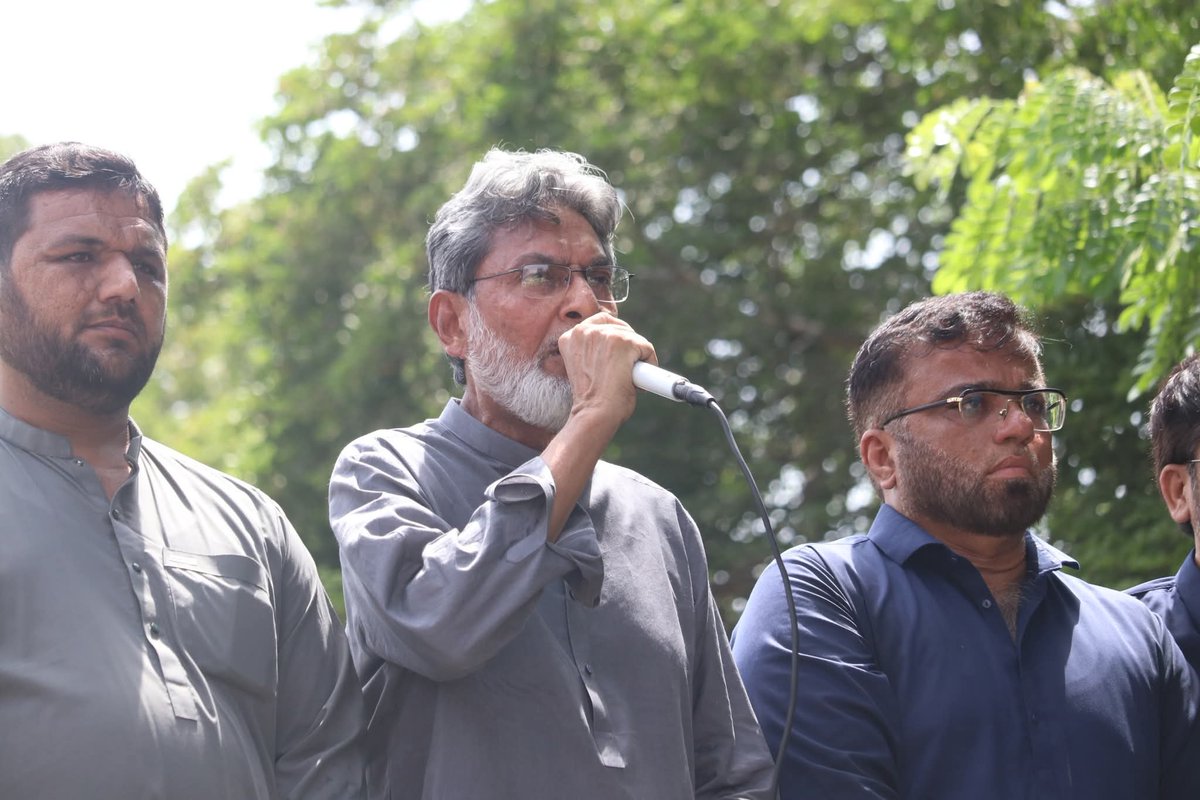 KarachiJamaat's tweet photo. کراچی- قائم مقام امیر جماعت اسلامی کراچی و اپوزیشن لیڈر کےایم سی سیف الدین ایڈوکیٹ سندھ حکومت و قابض میئر کی نااہلی و ناقص کارکردگی و پانی کی عدم فراہمی کے خلاف کے ایم سی ہیڈ آفس کے باہر احتجاجی مظاہرے سے خطاب کررہےہیں۔اس موقع پر امیرضلع جنوبی سفیان دلاور,صدر منارٹی ونگ جماعت اسلامی کراچی یونس سوہن ایڈوکیٹ,نائب قیم ضلع جنوبی محمد نسیم، ناظم علاقہ گارڈن عبرت سعید قریشی و دیگر ہمراہ ہیں۔
Karachi Needs Water 
@Saifuddin_Adv
#نااہل_مئیر_پیاسا_کراچی