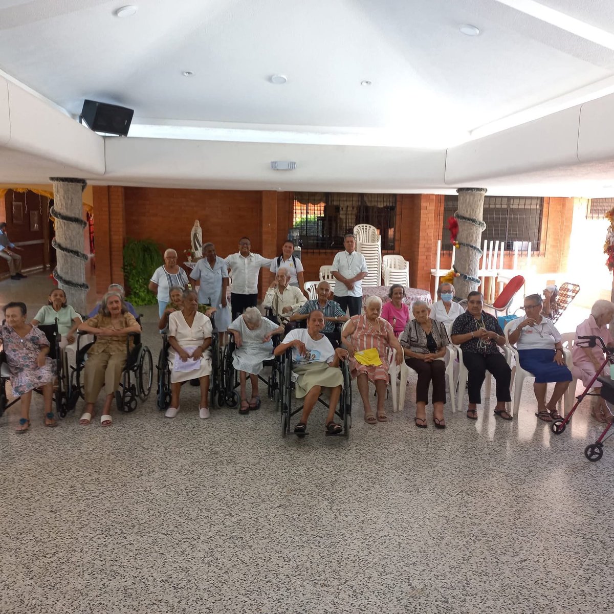 Leda_Rodriguez's tweet photo. Hoy en @Salud_SoloSalud Dial 1050A.M. @SistemaCardenal Dr Juan Carlos Guerrero Sanes, labor social en la casa de los Abuelos para mejorar calidad de vida noble solidario habla de los dolores musculares siempre dispuesto para sus pacientes terapias manuales y atención domiciliaria https://t.co/CVMzhBjc53