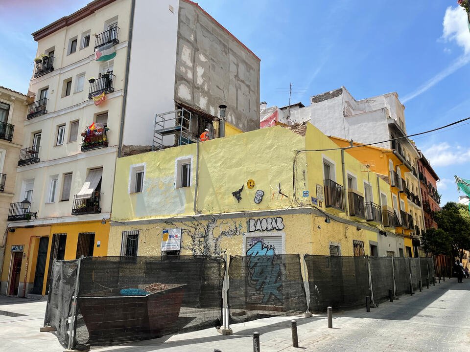 MadridProyecta's tweet photo. 🔎Ya están tirando el edificio de Cabestreros para hacer el hotel cápsula, donde el antiguo Baobab.

📍Lavapiés
📸alfu
🗨️https://t.co/FBGIV8digN https://t.co/0DhQuazmJ9
