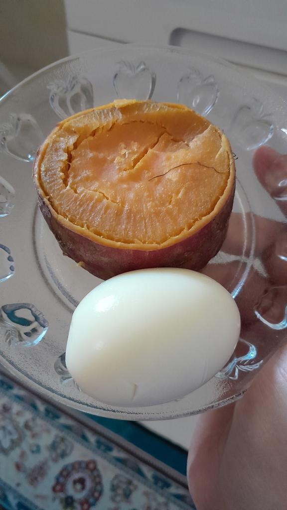 martabakismissu's tweet photo. 3. Defkal 

Kuncinya = kurangin makanan yang tinggi gula sama tepung. Minuman manis juga ya, mending beralih ke air putih aja

Jujur ini part yang paling susah huahaha. Tapi gapapa, pelan-pelan aja asal tetep konsisten 🙆‍♀️✨️ https://t.co/8mLCv7JV9L