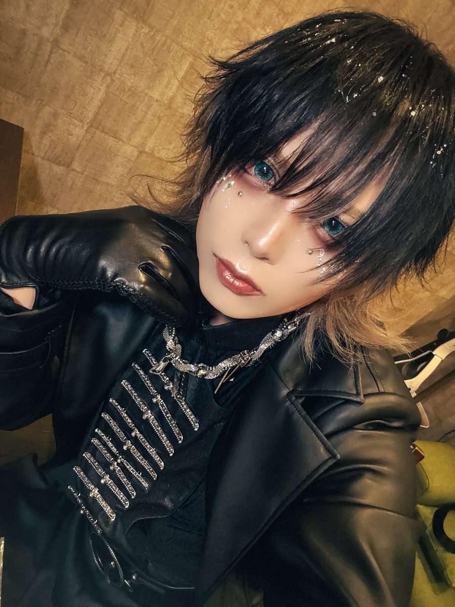 KuRo_RIR's tweet photo. 遂に「ピカレスク」MVが公開されました‼︎
この楽曲を引っ提げてワンマンライブ
「BLACKER than "BLACK"」
東京、大阪に臨みます‼︎

LIVEで届けられるのも今から楽しみです
MV沢山見てね👀 https://t.co/qcN7La83eW