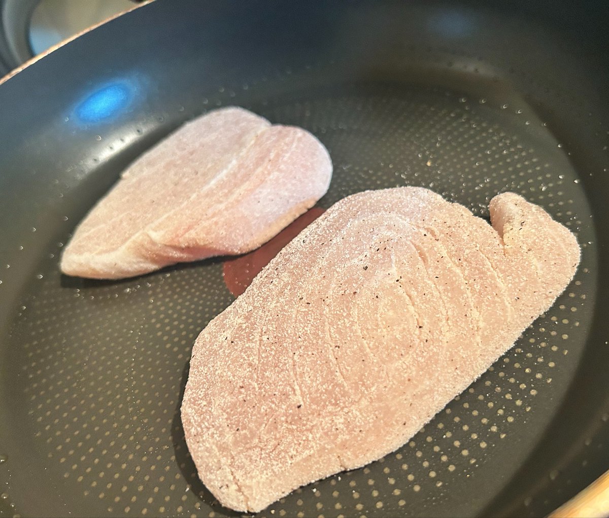 ontirogu's tweet photo. カジキマグロの切身を白ワインとトリュフ醤油で炒めたやつ。

因みに、晩御飯はペペロンチーノ。
これは明日のお弁当用。 https://t.co/bTinFwikvO