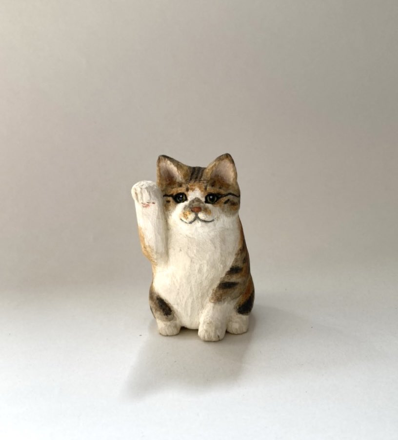 木彫の招きミケ猫ちゃんです🐱 大きさは約5cmくらいの 小さな子です