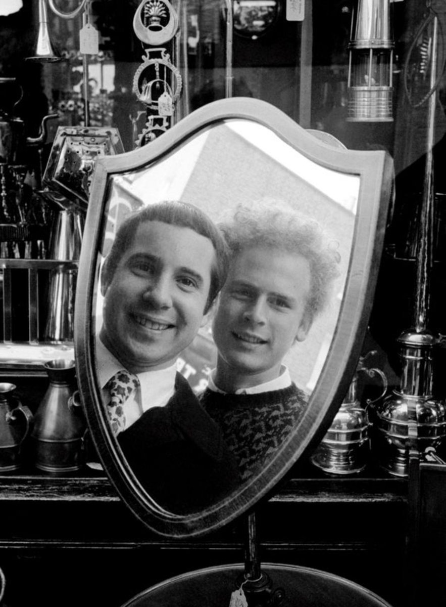 simonsfunkel's tweet photo. said simon &amp; garfunkel 3 times and these freaks appeared behind me?? https://t.co/dADSIDm0J6