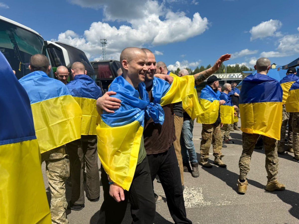 saintjavelin's tweet photo. Welcome home! 🇺🇦

A total of 185 Ukrainian defenders have returned home from Russian captivity. One civilian was also released.

Among those freed are defenders of Mariupol and Azovstal. The released service members fought against Russian forces on the Donetsk, Luhansk, Kharkiv, Kherson, Zaporizhzhia, Sumy, Kyiv, and Kursk fronts.