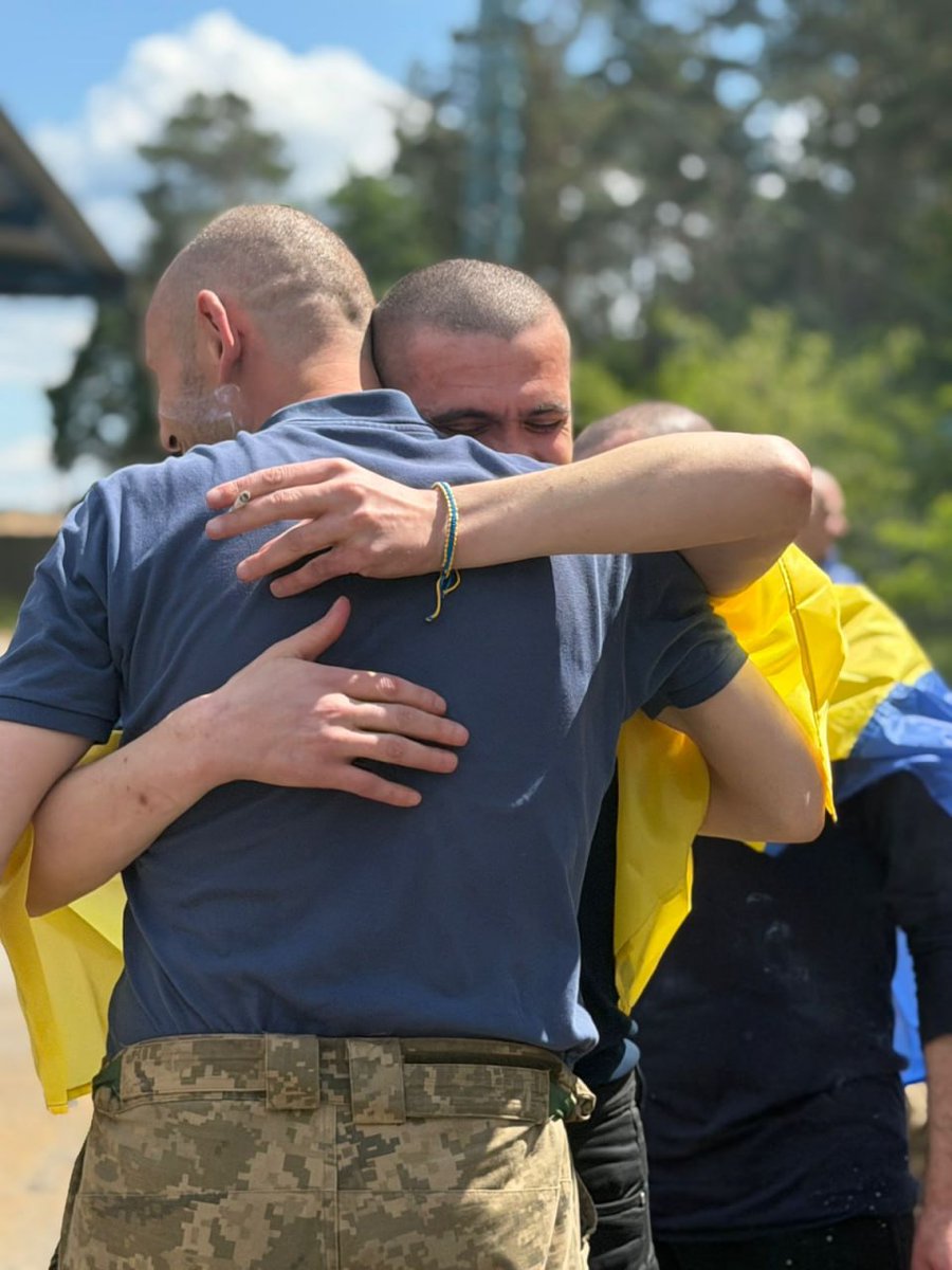 grntmedia's tweet photo. Ще 185 українських воїнів та один цивільний повернулися з російського полону.

Ці військові захищали нас в Маріуполі та на «Азовсталі», а також на Донецькому, Луганському, Харківському, Херсонському, Запорізькому, Сумському, Київському й Курському напрямках.

Джерело - президент https://t.co/cwNJvsvFhf