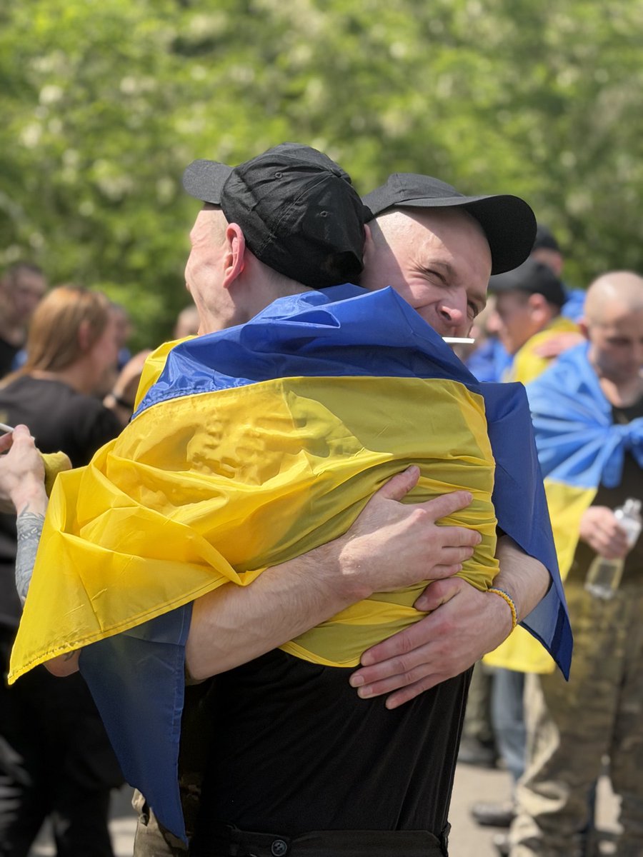 Kyrylo_Budanov's tweet photo. Ще 186 українців вирвались із російського полону

5 червня 2026 року Україна визволила з російського полону ще 185 оборонців та одного цивільного. Радий вітати кожного на рідній землі! 

Кожне звільнення наших завжди викликає хвилю щирих емоцій, і мене переповнює радість, коли бачу ці незабутні моменти повернення українців на волю. 

Обмін за дорученням Президента України провела команда Координаційного штабу з питань полонених. Суттєву роль у цьому звільненні українців, як і в попередніх, відіграли партнери зі Сполучених Штатів Америки та Обʼєднаних Арабських Еміратів. Дякуємо! 

Серед визволених – оборонці України, які воювали на всіх напрямках фронту: піхотинці, морпіхи, десантники, бійці тероборони та Сил спецоперацій, нацгвардійці, прикордонники. Більшість тих, кого вдалося повернути додому, перебували в неволі з 2022 року. Є серед звільнених і захисники Маріуполя. Зробимо все належне для лікування, відновлення та повернення до життя. 

Важливо, що наші хлопці відчувають турботу вже з першого кроку на рідній землі. Важливо, що на шляху від кордону їх теплом зустрічає українська нація: море прапорів, плакатів, підтримки й любові. І нарешті – обійми найрідніших. 

Після років ізоляції захисники України бачать: наша держава стоїть міцно та впевнено, і це усвідомлення додає неймовірної сили. 

Робота заради звільнення з російського полону всіх наших громадян триває. 

Слава Україні!