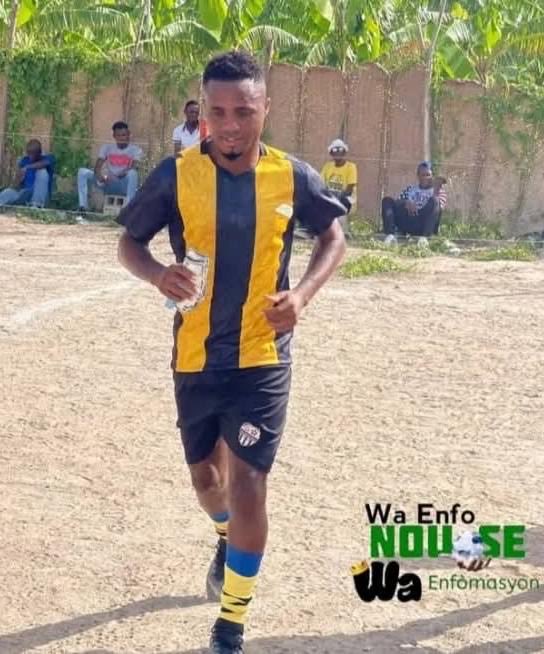 WaEnfo's tweet photo. Berthony AUGUSTIN, kapitèn La Belle Étoile de Kayon, viktim yon exostose nan cheviy li. Daprè enfòmasyon yo, jwè a ap rete lwen teren yo pandan anviwon 22 jou. Komite Club la deja pran angajman pou asire tout swen medikal nesesè yo pou fasilite retou rapid li nan konpetisyon yo. https://t.co/Gl8oOqNwis