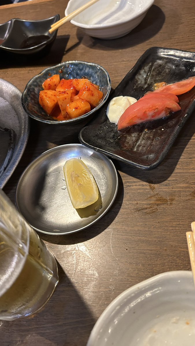 SharuAkanech's tweet photo. 誕生日なんで焼肉食べに来たんですけど、お店がほぼワンオペで肉頼んでからすでに30分経ちました

タン塩頼んでないのにタン塩のレモンが届きました

タン塩のレモンが泣いてます https://t.co/iLkRuGu6wO