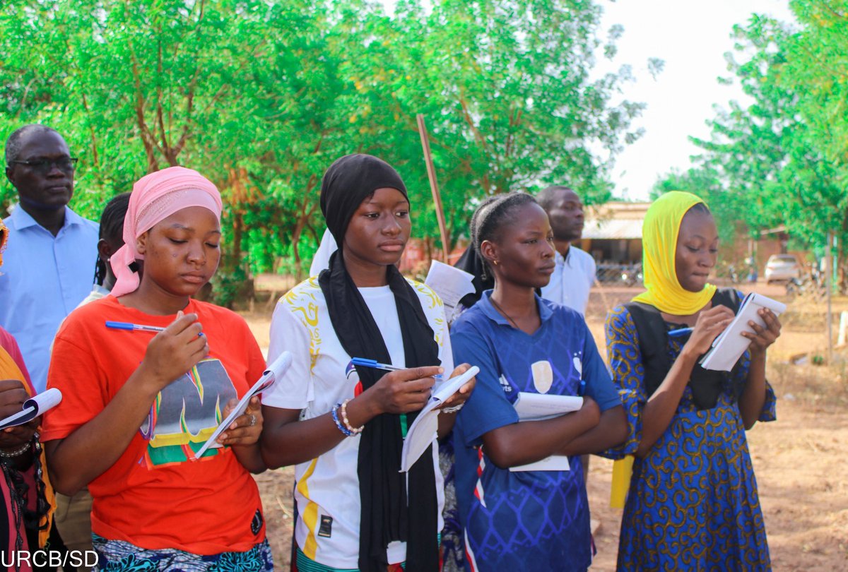 UrcbSd's tweet photo. Formation des jeunes sur le changement climatique à Nouna. 
Des exercices pratiques et visites terrain (Station météorologique)
#changementclimatique @AnamBurkina https://t.co/qZgAYwIXDL