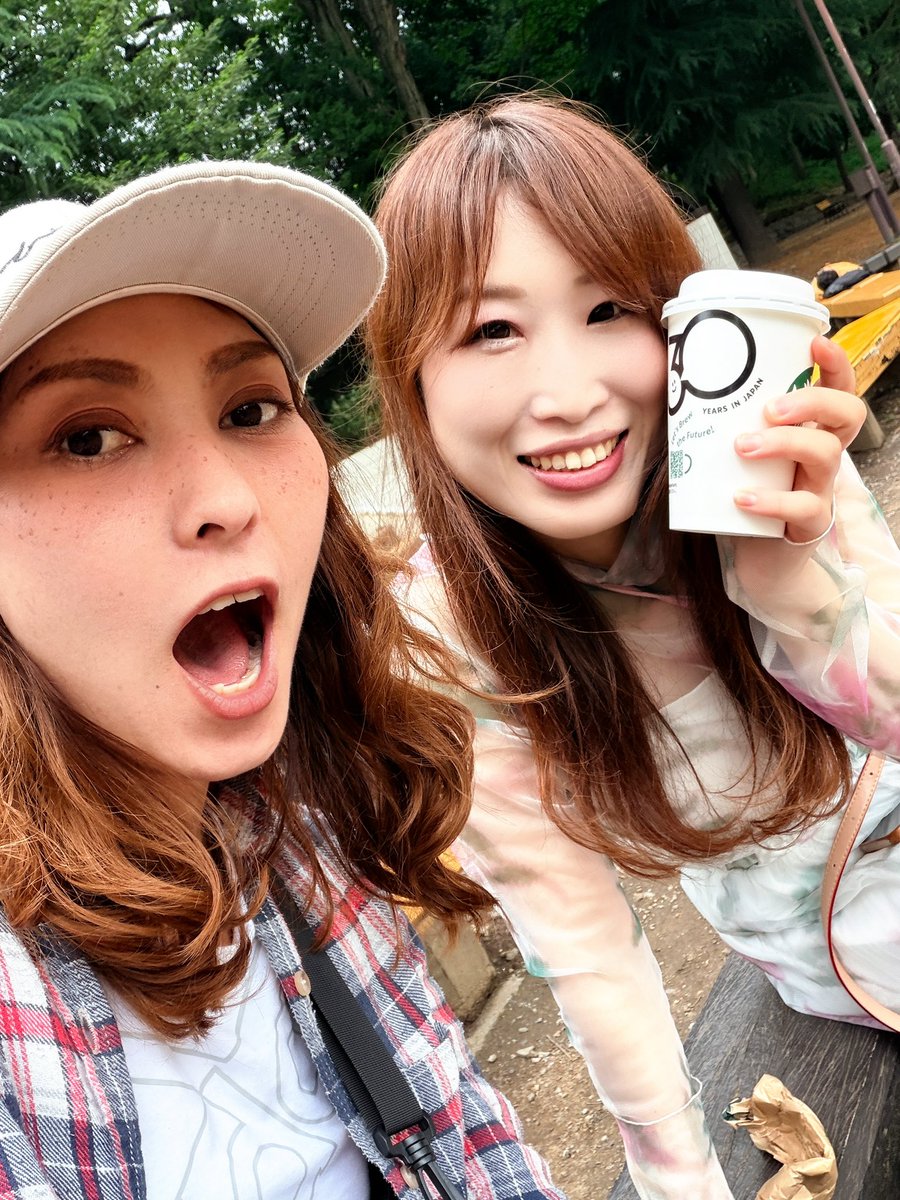Maenishihara_Y's tweet photo. 今日は彩ちゃんとランチしてきた🍝🍕
食後に公園でのんびりした後、そのままオベちゃんのメンテナンスへ。
ちょっと心配してた電気系統は問題なさそうで一安心！

来週のライブも頑張るぜぃ！！

余談ですが最近オフの日はそばかす描くのにハマってます。今日は眉が濃すぎた。笑 https://t.co/TT4gAUFfkb