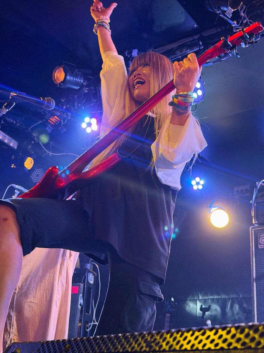junkosunset's tweet photo. お花のようなライトに囲まれてとってもとっても楽しそうに弾いています
素敵な写真を撮ってもらえて嬉しい😍💗💕

#ホフディラン
#春のベースまつり2026
#新代田fever
#膝をすりむいています https://t.co/J85tRzcuyz