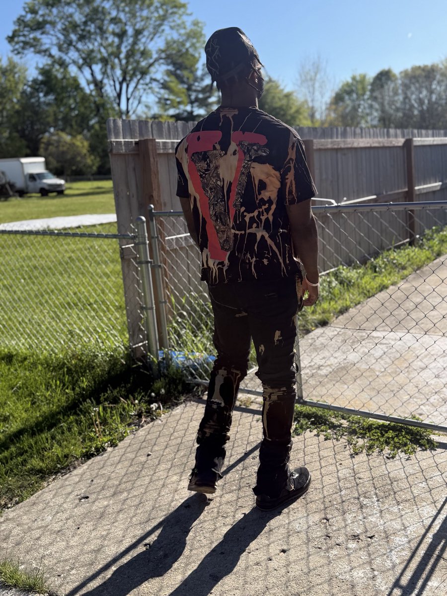 tgngoon_'s tweet photo. I turned 4 different vlone shirts + a billionaire boys shirt into 2 customized vlones #vlone #customclothing #designer #art #juicewrld https://t.co/sANUSHy1TR