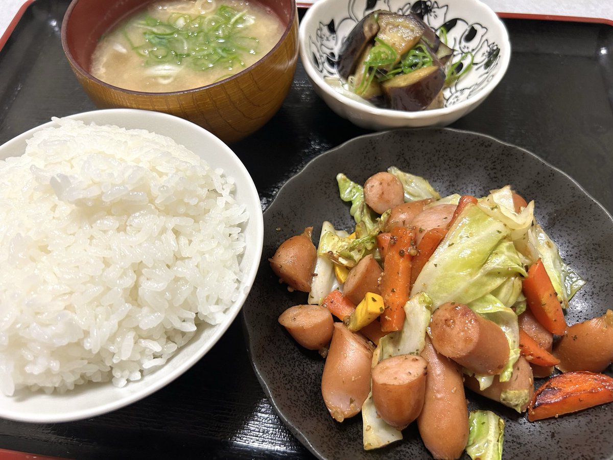 raterarul's tweet photo. 今夜はマルちゃんの焼き飯食べました
ソバメシを食べてるようでした
ビュー！

㊗️住宅ローン完済😭 https://t.co/qb2Xb9KvCA