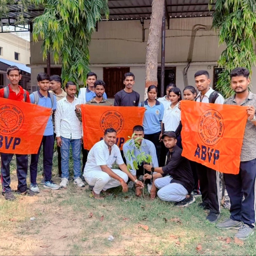 abhimanyubihar1's tweet photo. 🌳 पर्यावरण बचाओ, जीवन बचाओ🌳
किसान कॉलेज, नालंदा में ABVP द्वारा पर्यावरण दिवस पर पौधारोपण 🌿
प्राचार्य महोदय, शिक्षकों, ABVP अध्यक्ष, सुमित कुमार जी व नीतीश कुमार जी की उपस्थिति में 50+ पौधे लगाए गए।
#ABVPForNature #Nalanda 
#WorldEnvironmentDay #ABVP #Nalanda #KisanCollege https://t.co/tPs0Xhcptj