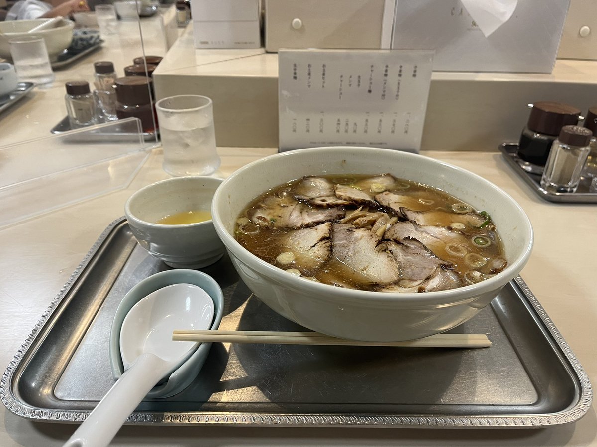 kobe_ramen_club's tweet photo. また食べたくなる永福町大勝軒の味😋
長きにわたり愛されている秘密は「味変え」
「もっと美味しい🍜をお出ししたい」という思いからお客様が気付かない程度の変化を300回以上🫢
変わらない為に変わり続けるを
今尚継続中💘🥹
【チャーシュー麺】1.5玉
・生玉子
#永福町大勝軒
#どさんこ東京ラーメン部 https://t.co/9bnAlDUMHa