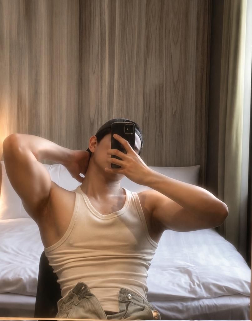 lowkeyjoex's tweet photo. ㅤ

     Friday thought: i hate how people hear physical touch and immediately think of sex when to me it’s holding hands, playing with their fingers, tracing their skin while you talk. touching them because you love them, not because you want anything from it. https://t.co/J25Aqex0vP