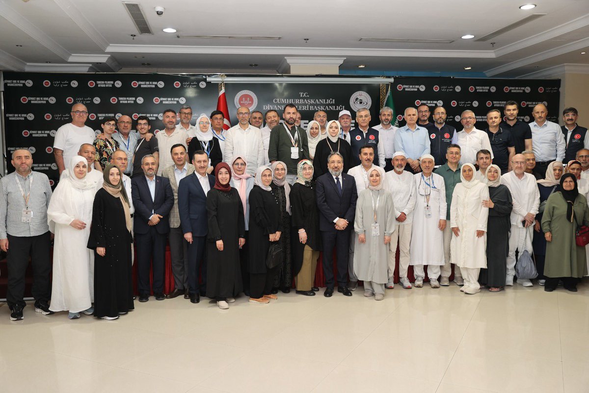 zekigulbb's tweet photo. Diyanet İşl Bşk Sn.Safi ARPAGUŞ  Kafilemizi Diyanet’in merkezi Daru’l Hadi’ye davet etti.Umre de çok güzel ama Haccın manevi atmosferi,Arafat’ın sağanak, sağanak yağan rahmeti bir başka. Tam 11 yıl bekledikten sonra nasip oldu.Allah isteyen ve sıra bekleyen herkese de nasip etsin https://t.co/N9OsM6LRBW