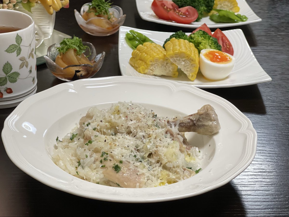 junmuu's tweet photo. #晩ごはん
骨付き鶏もも肉のコンフィでリゾット　仕上げにチーズたっぷり♡
🥗温野菜サラダ🌽🥦🍅
#Twitter家庭料理部
#おうちごはん https://t.co/4HJOKLDmft