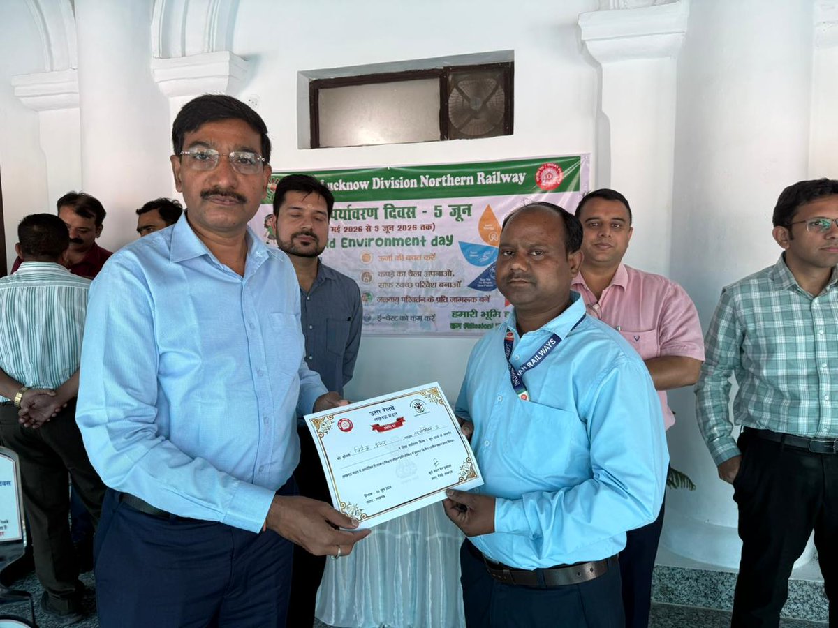 drm_lko's tweet photo. विश्व पर्यावरण दिवस-2026 के अंतर्गत आयोजित निबंध प्रतियोगिता के विजेताओं को मंडल रेल प्रबंधक श्री सुनील कुमार वर्मा द्वारा प्रशस्ति-पत्र प्रदान कर सम्मानित किया। #WorldEnvironmentDay #ChooseLiFE #MissonLiFE @moefcc https://t.co/J6mBi0Djxm