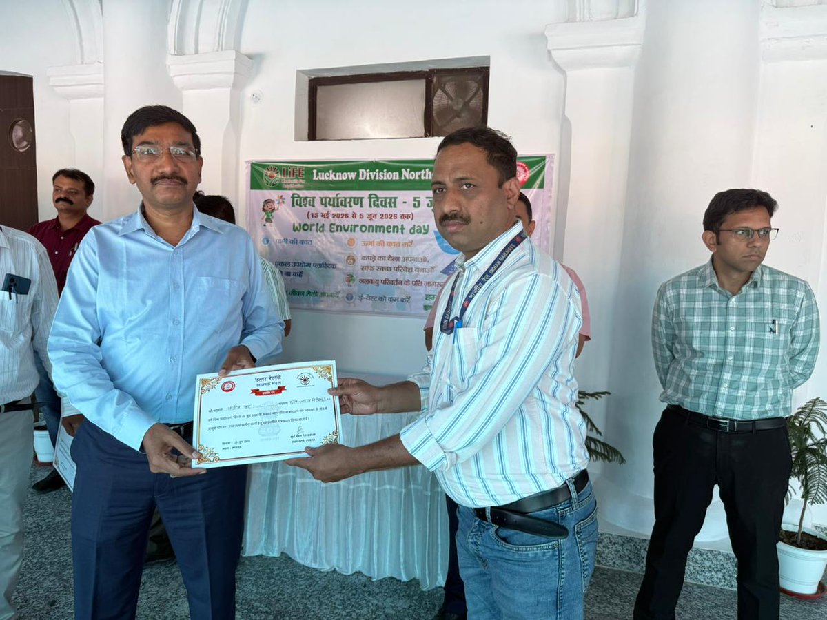 drm_lko's tweet photo. विश्व पर्यावरण दिवस-2026 के अंतर्गत आयोजित निबंध प्रतियोगिता के विजेताओं को मंडल रेल प्रबंधक श्री सुनील कुमार वर्मा द्वारा प्रशस्ति-पत्र प्रदान कर सम्मानित किया। #WorldEnvironmentDay #ChooseLiFE #MissonLiFE @moefcc https://t.co/J6mBi0Djxm