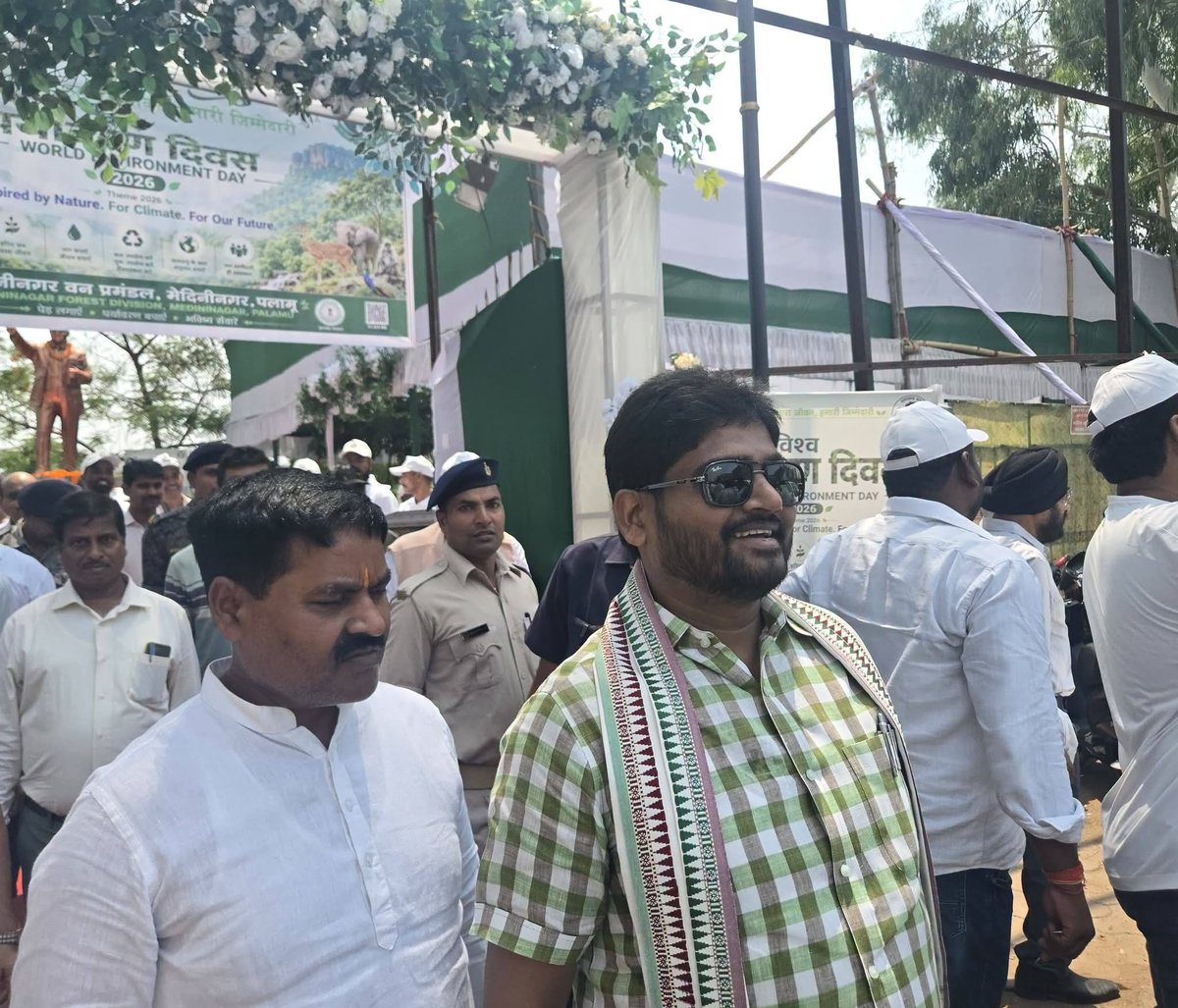 yourAvinashdev's tweet photo. मेदिनीनगर - विश्व पर्यावरण दिवस के मौके पर वन प्रमंडल पलामू के द्वारा स्थानीय डॉक्टर आंबेडकर पार्क में एक समारोह का आयोजन किया गया।
समारोह में मुख्य अतिथि के रूप में सूबे के वित्त मंत्री श्री राधाकृष्ण किशोर जी, सांसद, उपायुक्त, एसडीम समेत वरीय पदाधिकारी की गरिमामयी उपस्थिति रही । कार्यक्रम में संत मरियम स्कूल के चेयरमैन अविनाश देव भी विशिष्ट अतिथि के रूप में  शामिल हुए।
दर्शक श्रोता को संबोधित करते अविनाश देव ने कहा कि अत्याधुनिक जीवनशैली और सुविधा के नाम पर जिस तरह प्रकृति एवं पर्यावरण के साथ खिलवाड़ किया जा रहा है ।भविष्य में पृथ्वी एवं संपूर्ण जीव सहित मानव जीवन के लिए खतरे की घंटी है। विकास के नाम पर जिस तरह कल कारखाना,राजमार्ग के लिए बेतहाशा पेड़ो की कटाई ,खनिज के नाम पर जंगल पहाड़ नदी नाला उजाड़े जा रहे हैं, इंसान को इसके दूरगामी खामियाजा भुगतना पड़ेगा। चिमनी से निकलने वाला काला जहरीला धुंआ, राजमार्ग ,बहुमंजिला निर्माण कार्य में कंक्रीट का उपयोग वैश्विक तापमान को बढ़ा रहा है। 
@HemantSorenJMM 
@JMMKalpanaSoren 
@JmmJharkhand 
@MithileshJMM 
@DC_Palamu