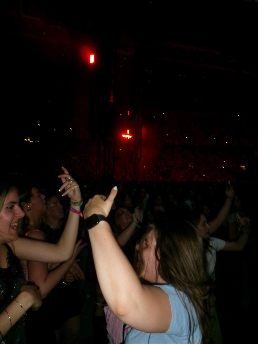 fleur_1989's tweet photo. @HSHQ I would LOVE to capture the last night as your photographer tonight. Dancing with all my friends in front right tonight🪩💋 https://t.co/Cbp7TwMT3r