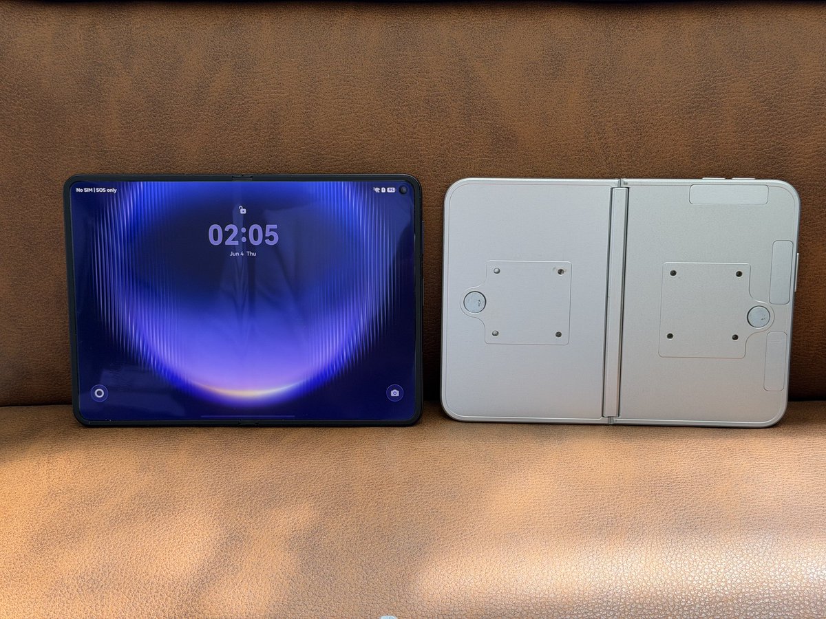 ReinExplainTech's tweet photo. More going around is that Huawei new foldable is a clone of a dummy if an iPhone 
How can a dummy phone be the original 
While the actual product is the clone https://t.co/ij1Pax4ZCf
