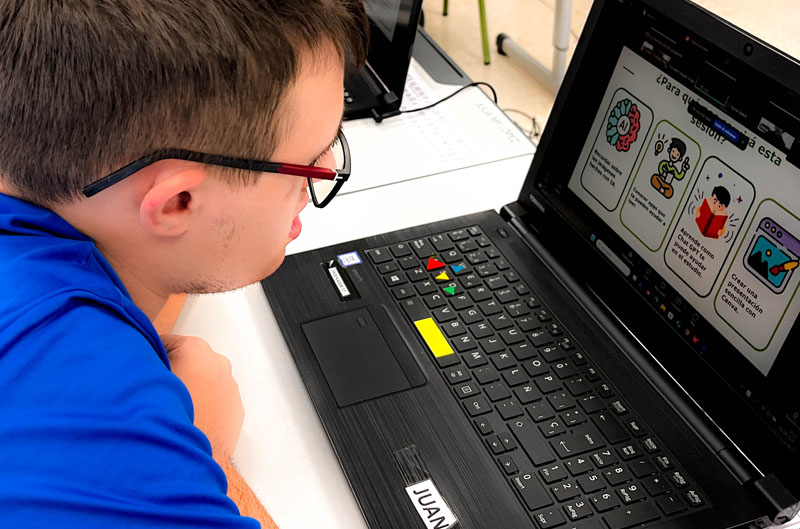 Fgilgayarre's tweet photo. 💻Los alumnos de Ciclo 6 de nuestro #Colegio de #EducaciónEspecial participan en #LíderesDigitalesEnElAula, una iniciativa de @Plenainclusion para impulsar las competencias digitales de jóvenes con discapacidad intelectual.
Además de aprender ¡también forman a otros compañeros! https://t.co/mHiEmDPUlZ