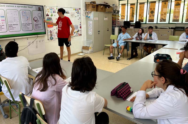 Fgilgayarre's tweet photo. 💻Los alumnos de Ciclo 6 de nuestro #Colegio de #EducaciónEspecial participan en #LíderesDigitalesEnElAula, una iniciativa de @Plenainclusion para impulsar las competencias digitales de jóvenes con discapacidad intelectual.
Además de aprender ¡también forman a otros compañeros! https://t.co/mHiEmDPUlZ