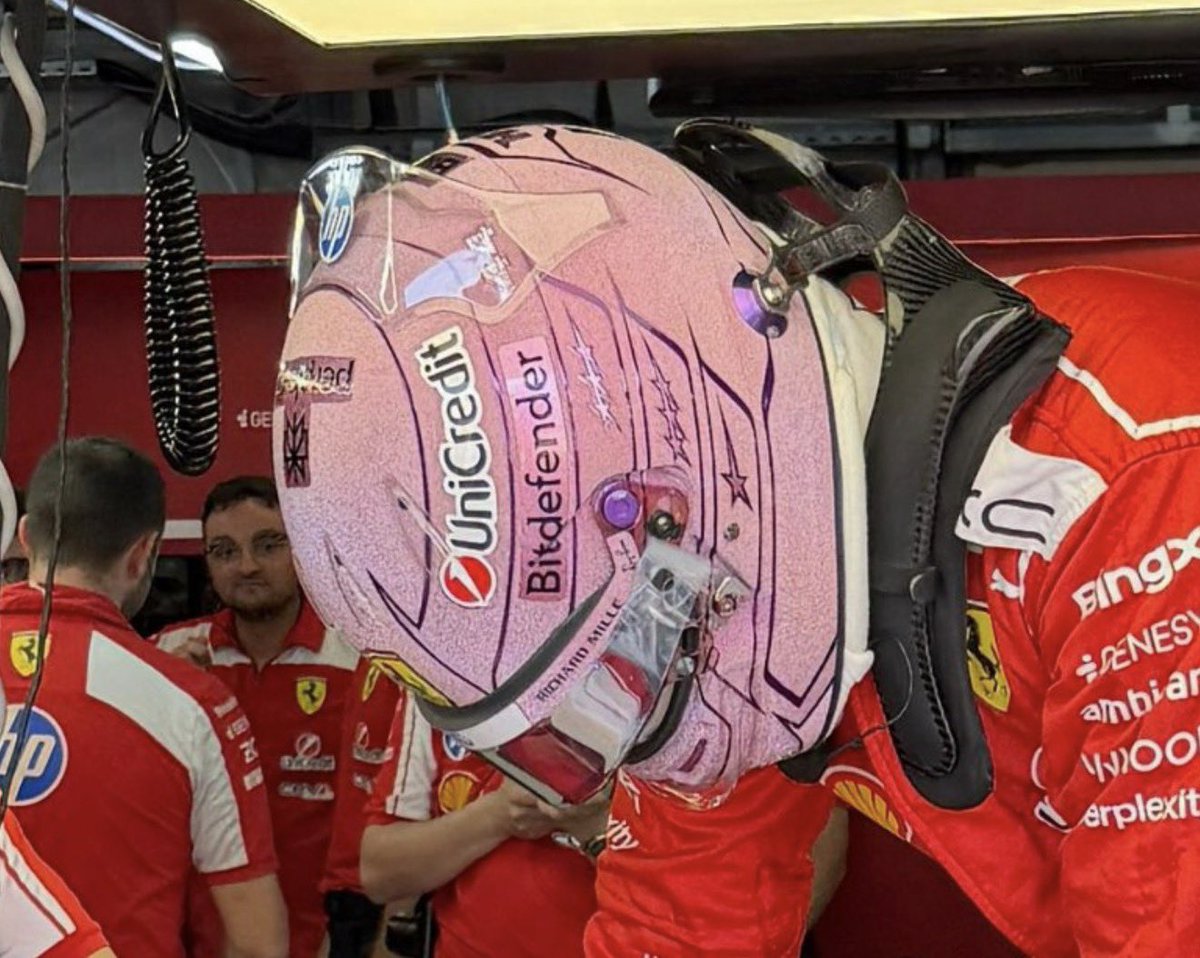 lecle16c's tweet photo. o capacete do lewis belíssimo https://t.co/Y9QSqHS782